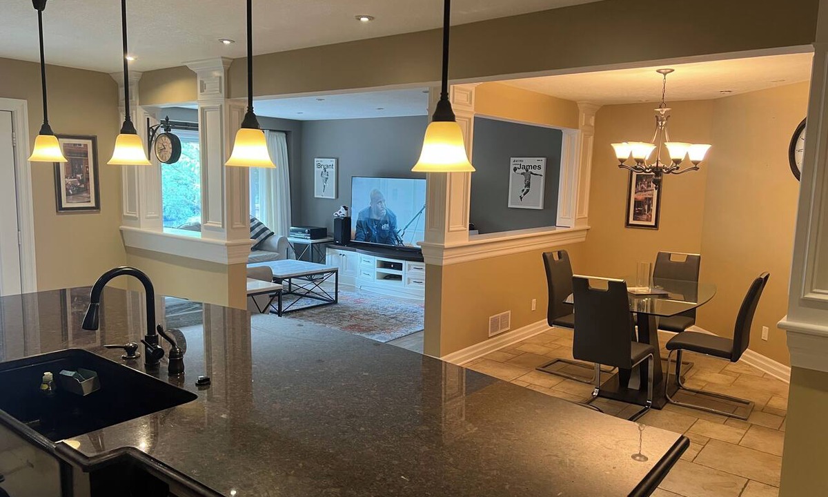 London House | Private Home w/5 bedrooms, 3.5 baths, office, 3 living rooms, & HOT TUB.