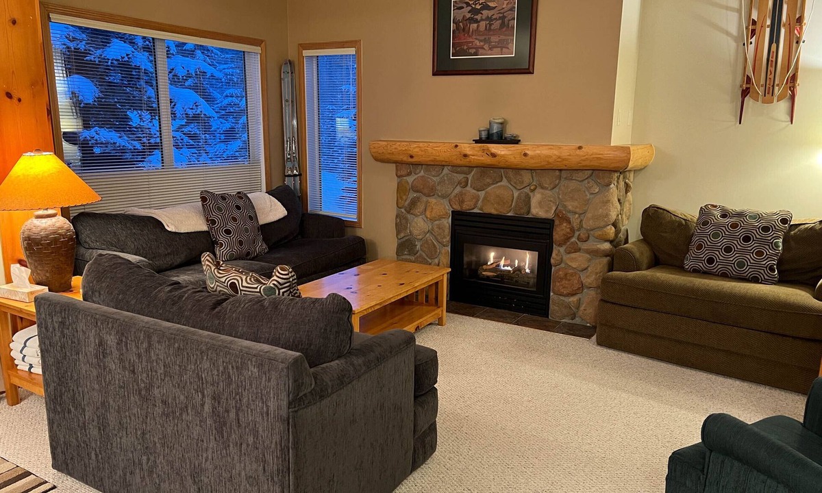 Fernie Condo | Private Hot Tub. Ski In & 15 Minute Walk to the Elk Chair