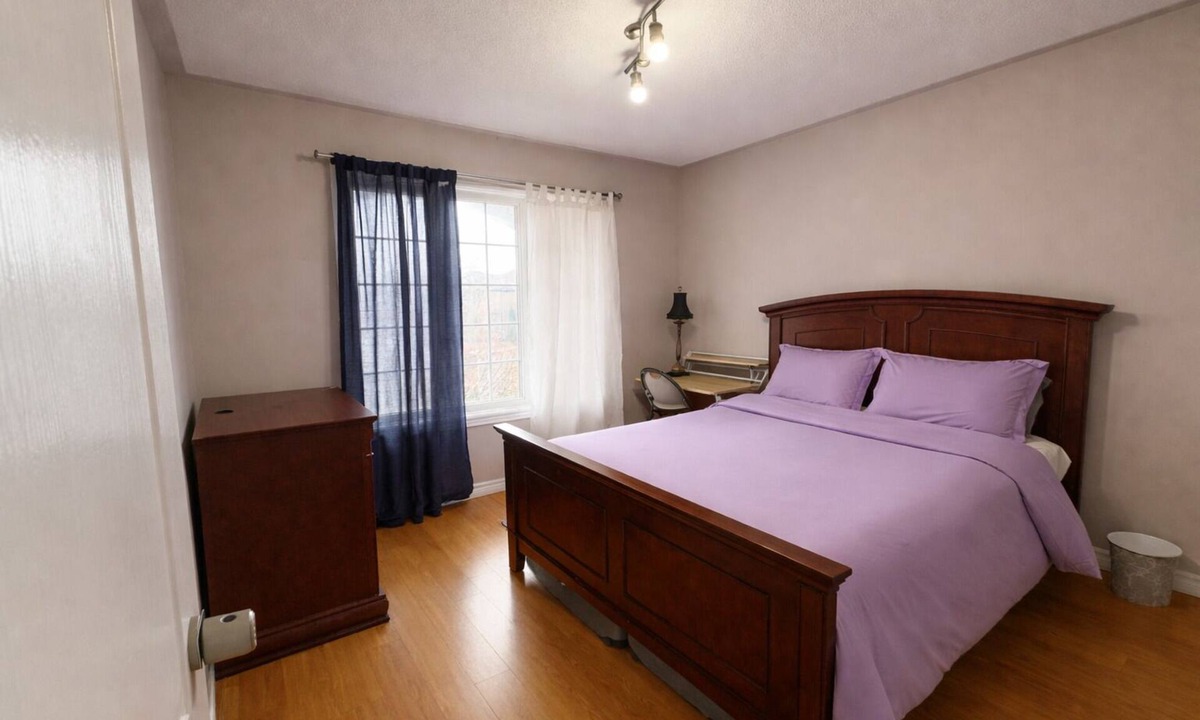 Brampton House | Private Queen Bed w/Mini Fridge, 2.5 Baths—Brampton Shared Home near GO Station!