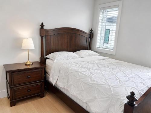 Seafair Bed & Breakfast | Private Queen Room with Private Bathroom Near Steveston