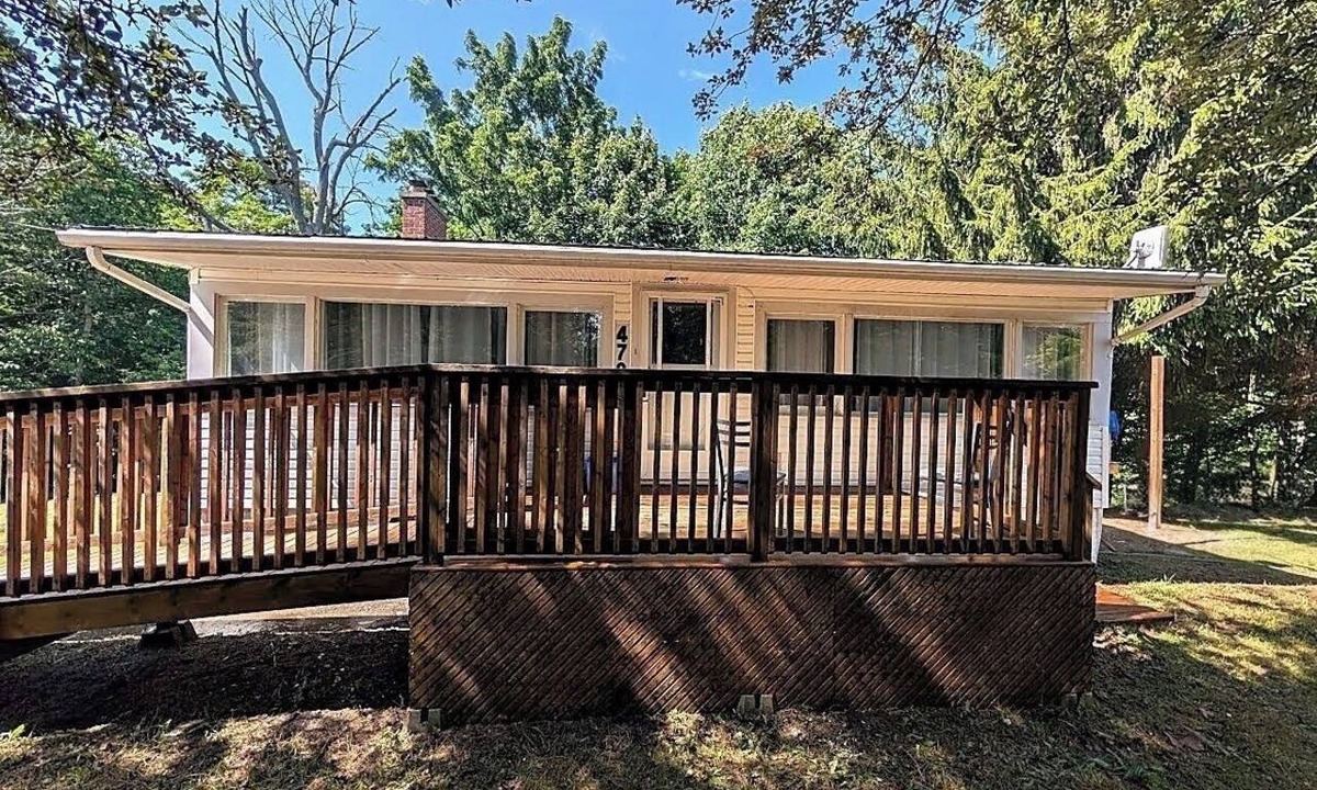 Central Elgin Cottage | Private Ravine Retreat with Deck, Hammock & BBQ — Minutes to Port Stanley Beach