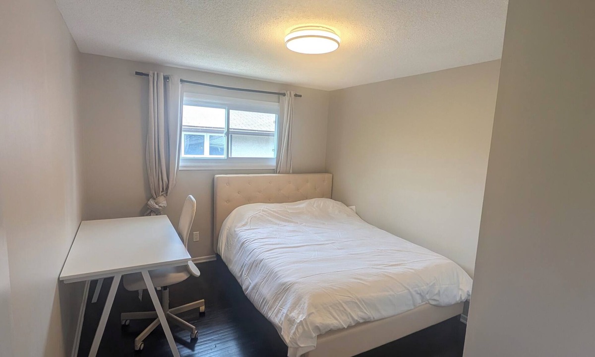 Ottawa Division House | Private Room with Shared Bathroom Near Mooney's Bay