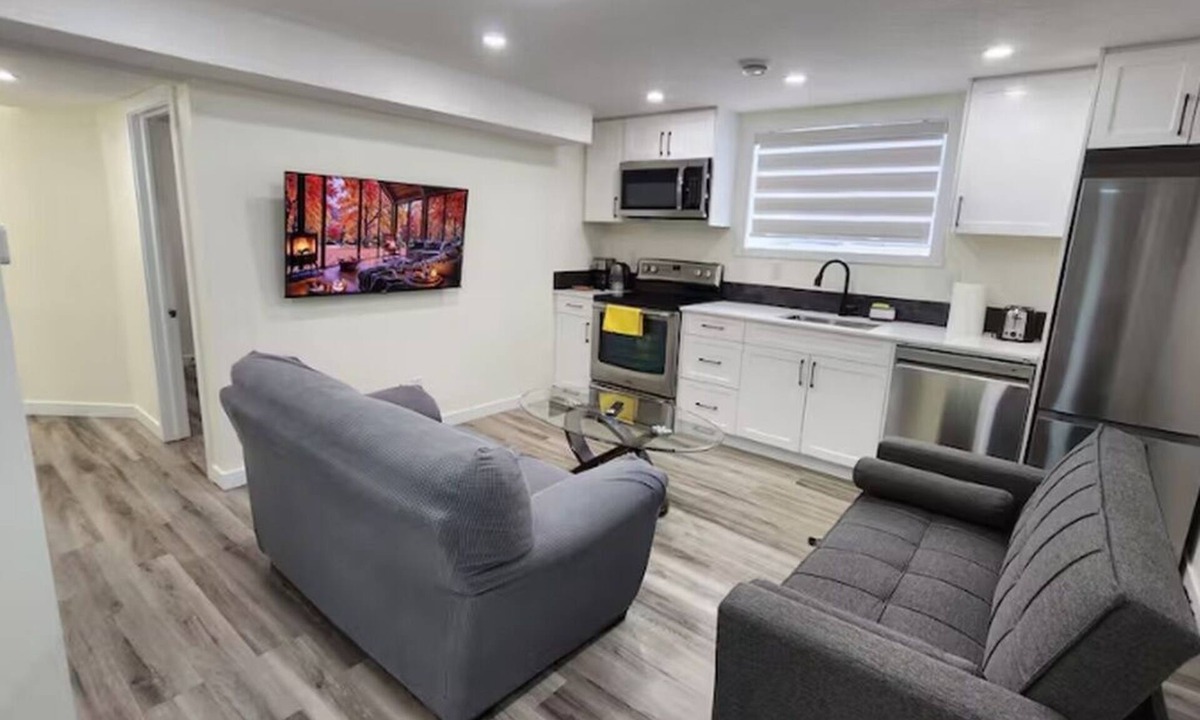 Calgary House | Private suite, Close to Airport, SeparateEntrance