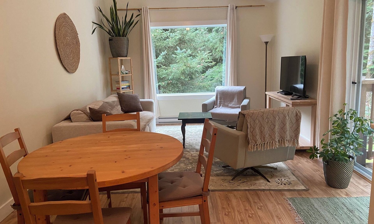 Sooke House | Private suite, quiet and peaceful forest setting. Close to town, firm king bed.