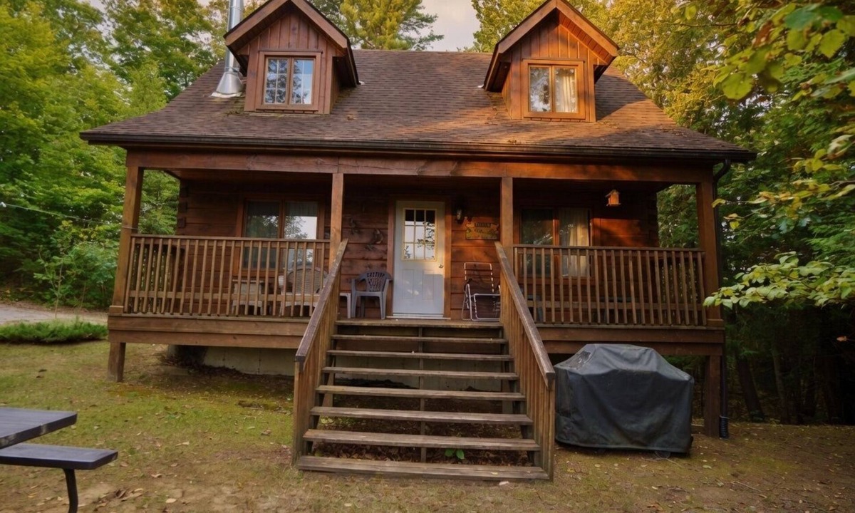 L'Amable Cottage | Private Waterfront Cottage on Clear Warm Lake | 4-Season + Fire Pit