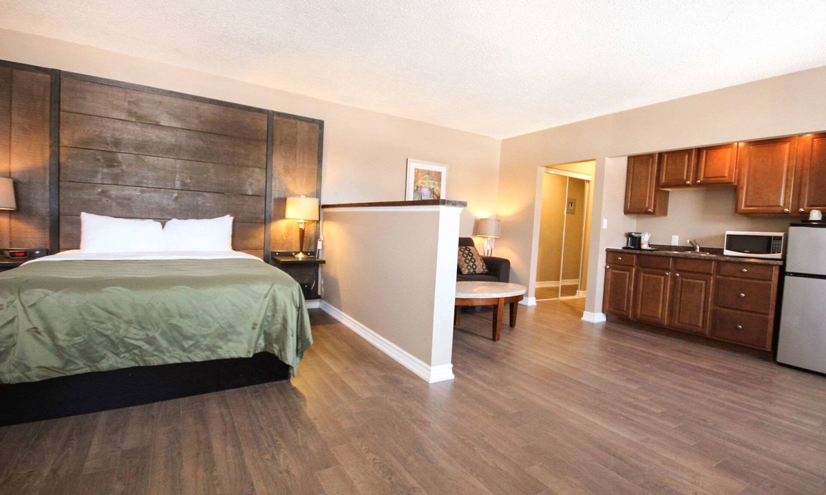 Bracebridge Hotel | Quality Inn