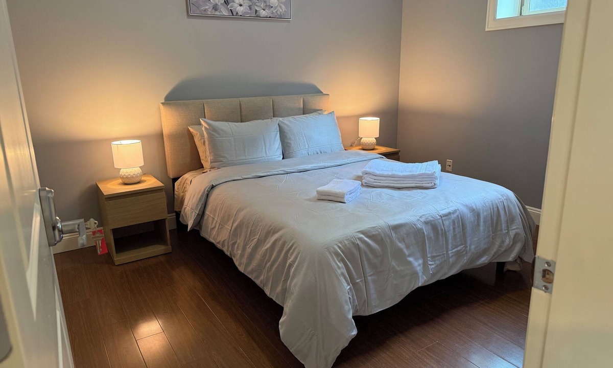 Arbutus Ridge House | Queen-bed Room2, SHARED Bathroom & Common Space
