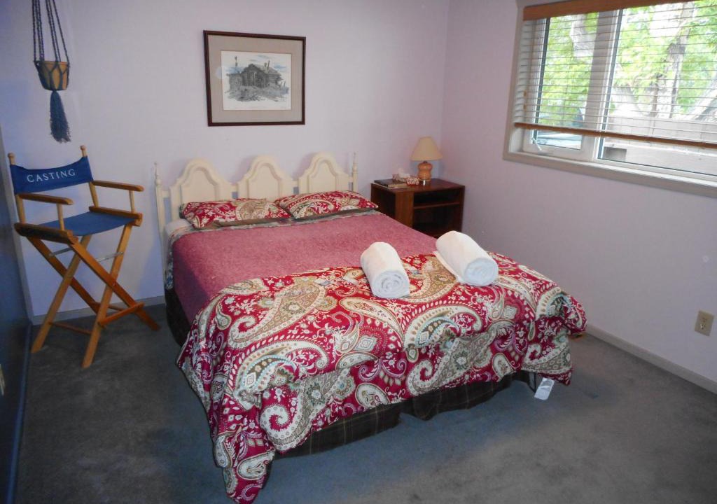 Whitehorse House | Queen, walk to village center