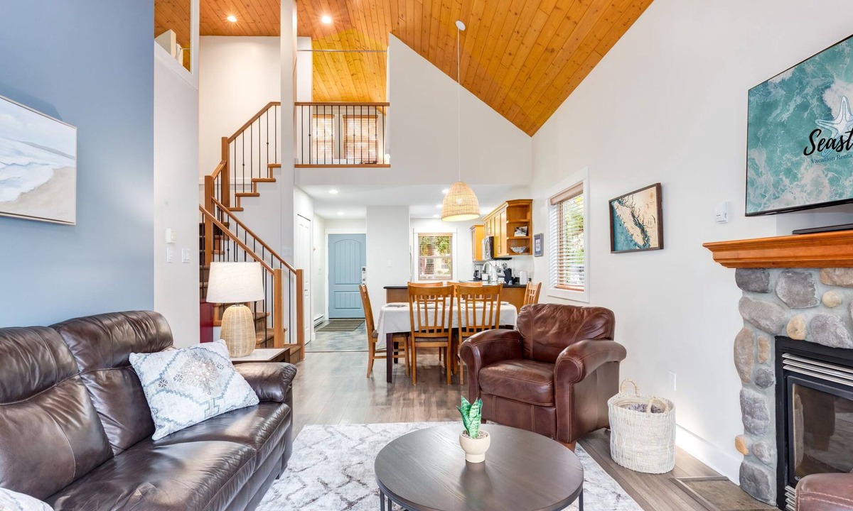 Regional District of Nanaimo Cabin | Quick walk to the indoor pool & hot-tub!