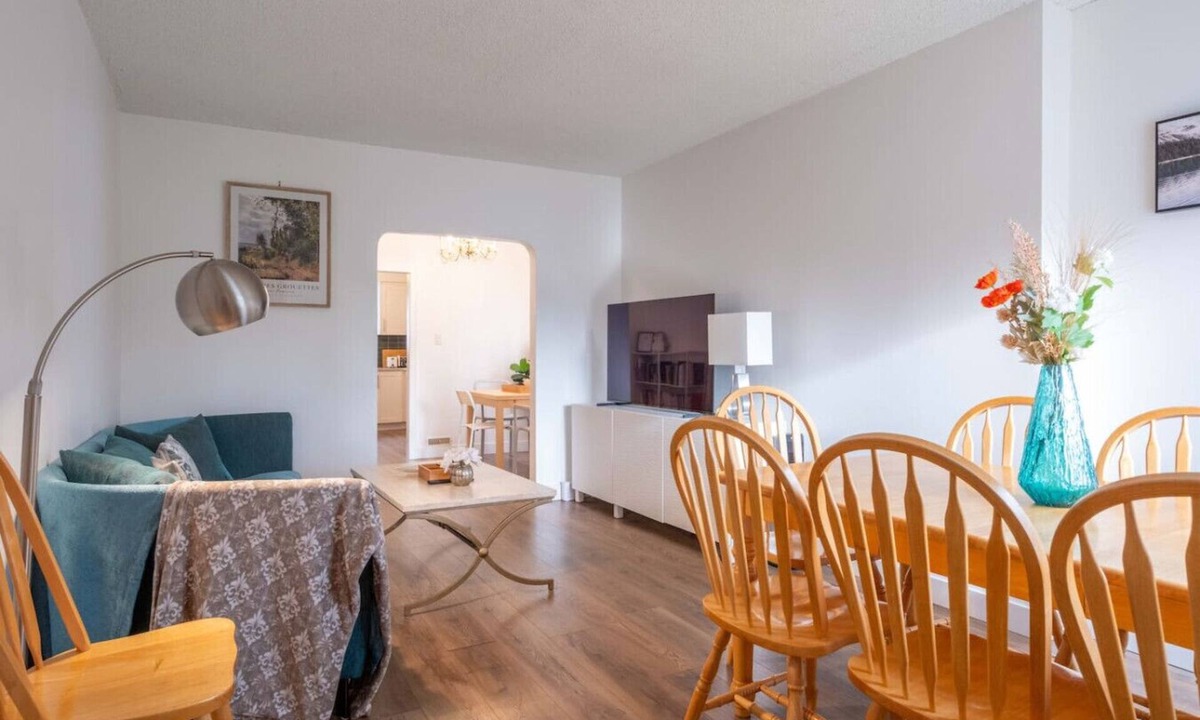Dunbar House | Quiet 5 BR 7 bed Escape w/sunny Deck near UBC