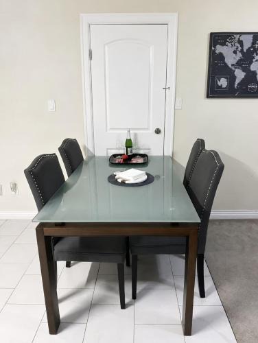 Sunset House | Quiet & Bright Basement Suite near Fraser Street