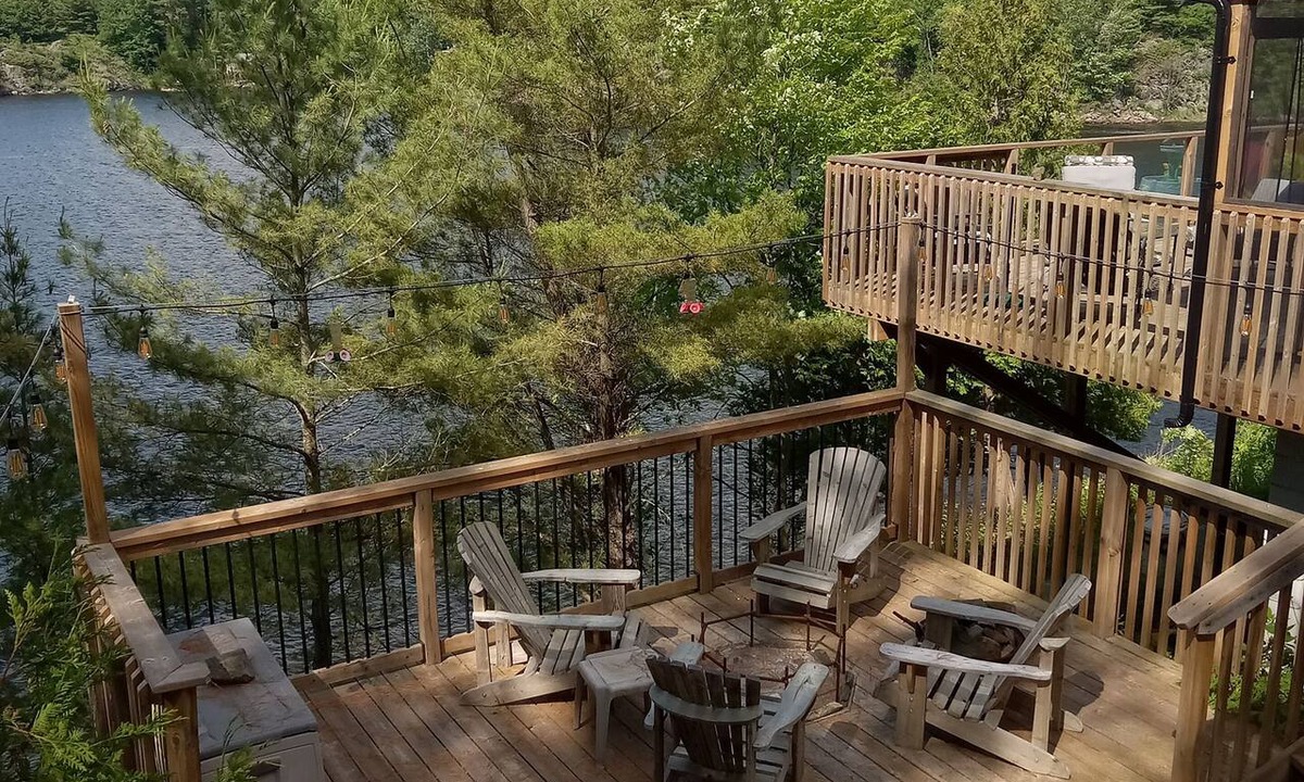 The Archipelago Cottage | R & R Retreat on Five Mile Bay - Only 9 minutes from Parry Sound.