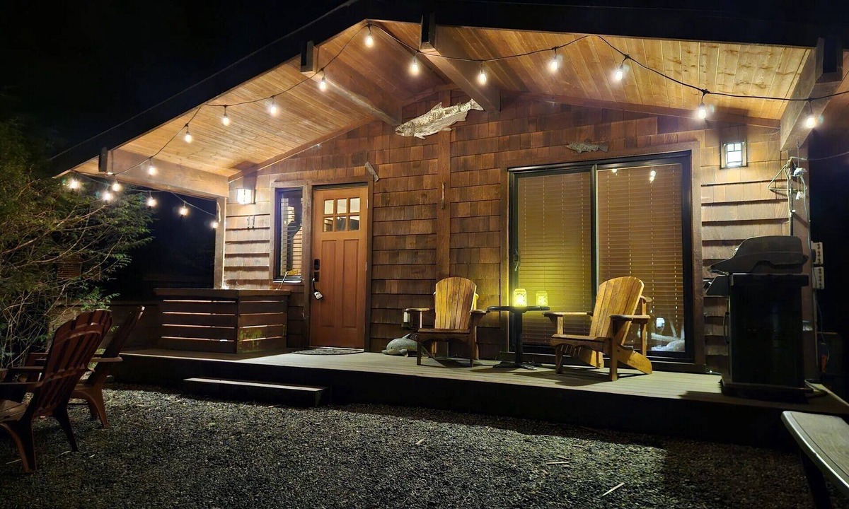 Port Renfrew Cabin | Rachael's Retreat, Wood Stove & Fire Pit, Access to Botanical Beach and Sombrio