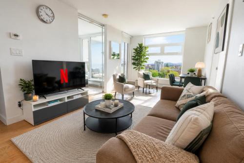 Chinatown Apartment | Rare 3BR Suite in Vancouver Walk to BC Place Rogers Arena and Transit