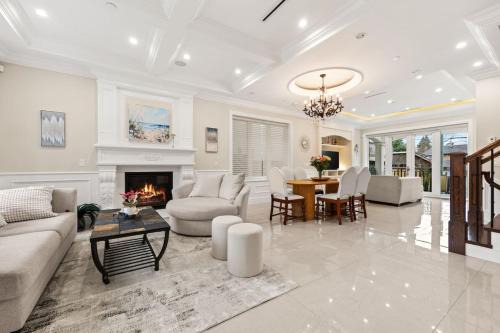 West Point Grey House | Rare Find Luxury Home Near Beaches with AC and Theatre Room