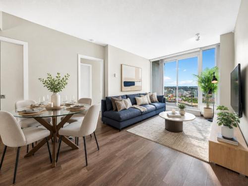 Crosstown Apartment | Rare Gastown 2 Bedroom Suite Steps to Harbour Seawall and Downtown Core