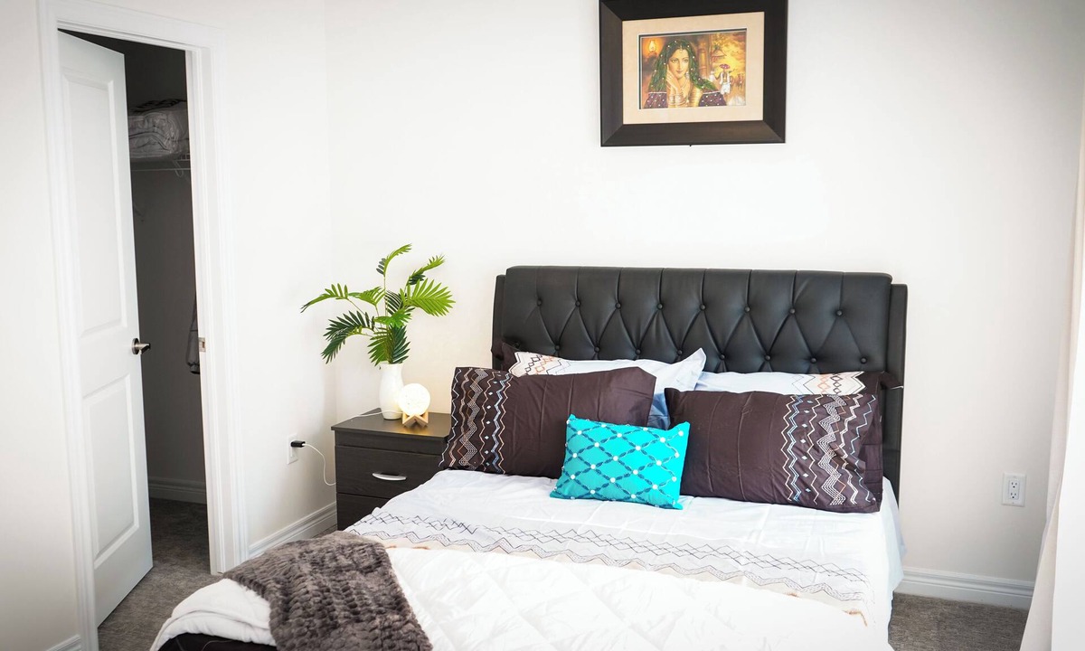 Mount Pleasant House | Ravine lot Luxurious 3 plus 1 bedrooms sleeps 8 to 10, townhouse in Brampton ON