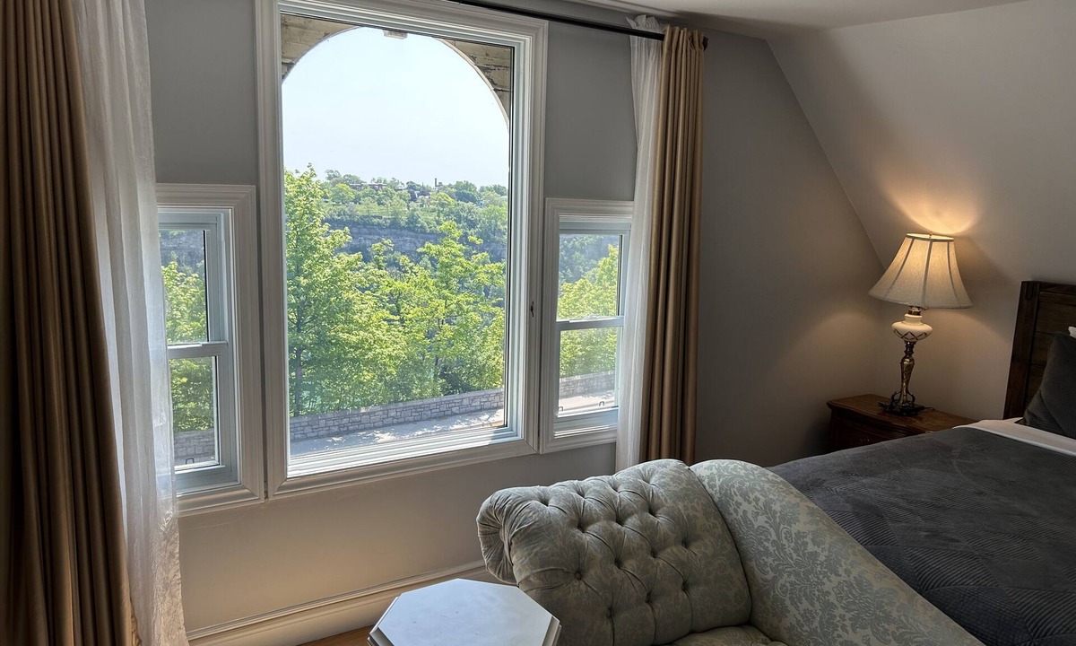 Niagara Falls Bed & Breakfast | Redwood Bed and Breakfast