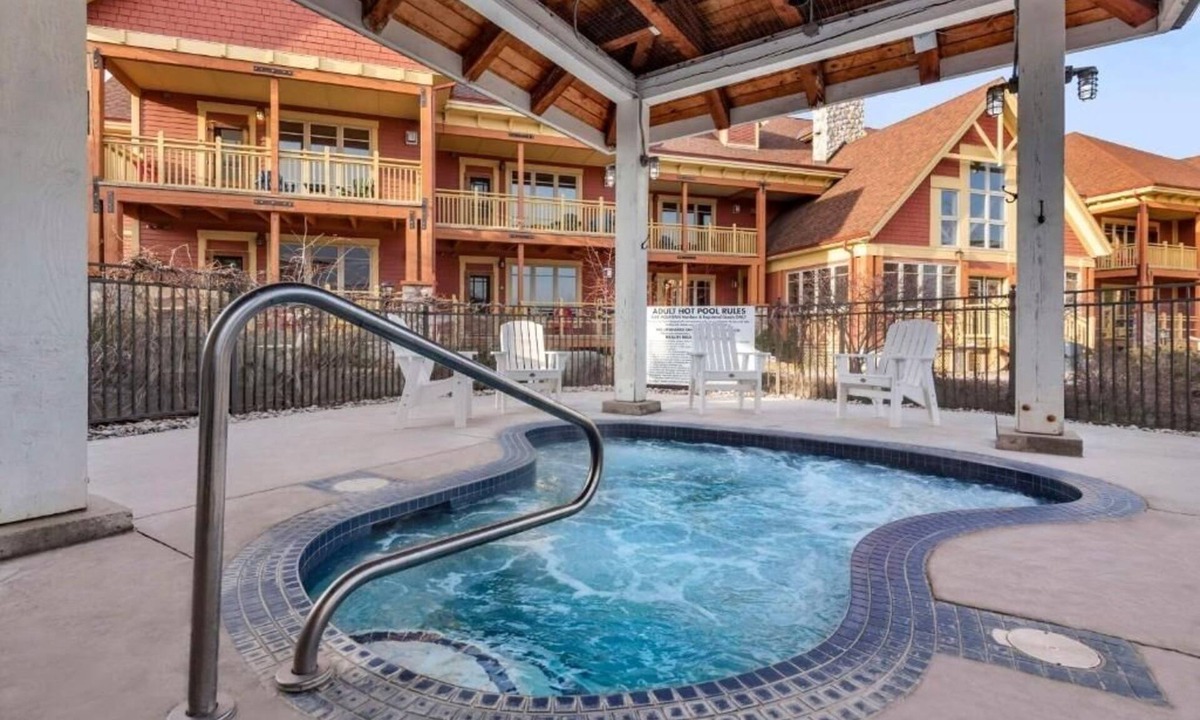 The Blue Mountains Hotel | Relaxing 1-Bedroom Stay with Balcony and Kitchenette Convenience