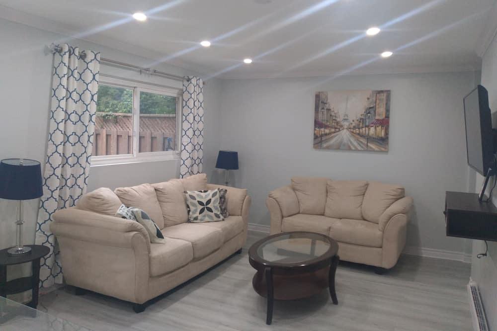 Malvern House | Renovated Entire House for families close to Toronto Zoo and U of T