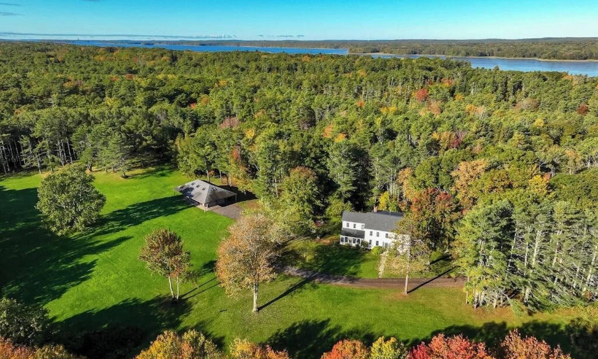 Brunswick House | Renovated farmhouse on an acreage with grill, four-bedrooms, & W/D - river views
