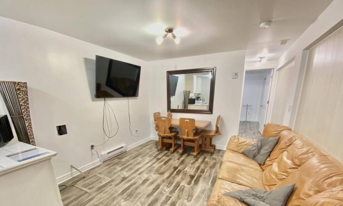 Downtown Gatineau House | Renovated Private Apartment near Ottawa - Clean & Quiet