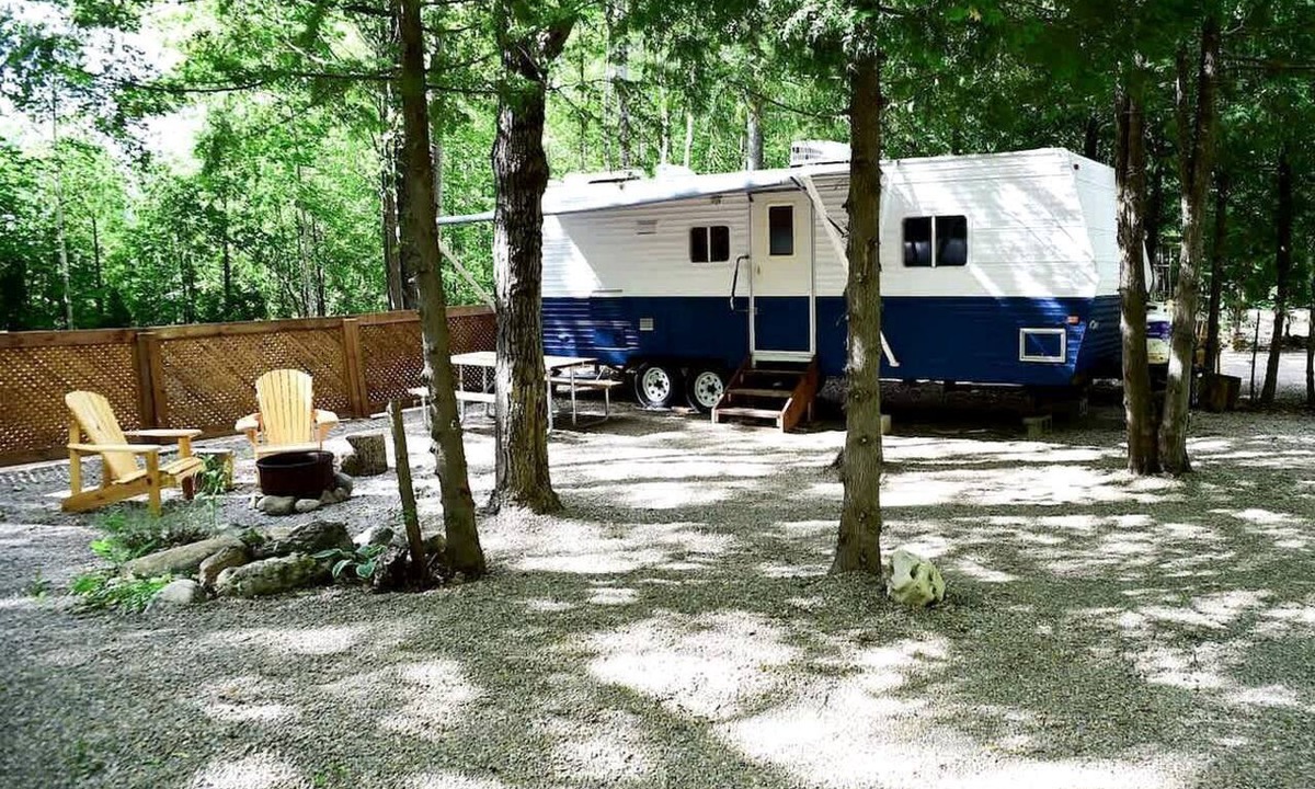 Miller Lake House | Renovated Vintage Glamping Caravan near the Grotto and Lions Head Park, Ontario