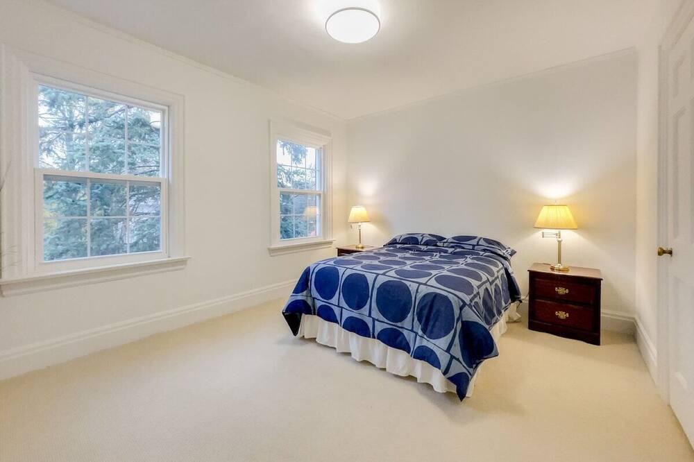 Midtown Toronto House | Reside in one of Toronto's most esteemed neighborhoods, nestled in the heart of Forest Hill