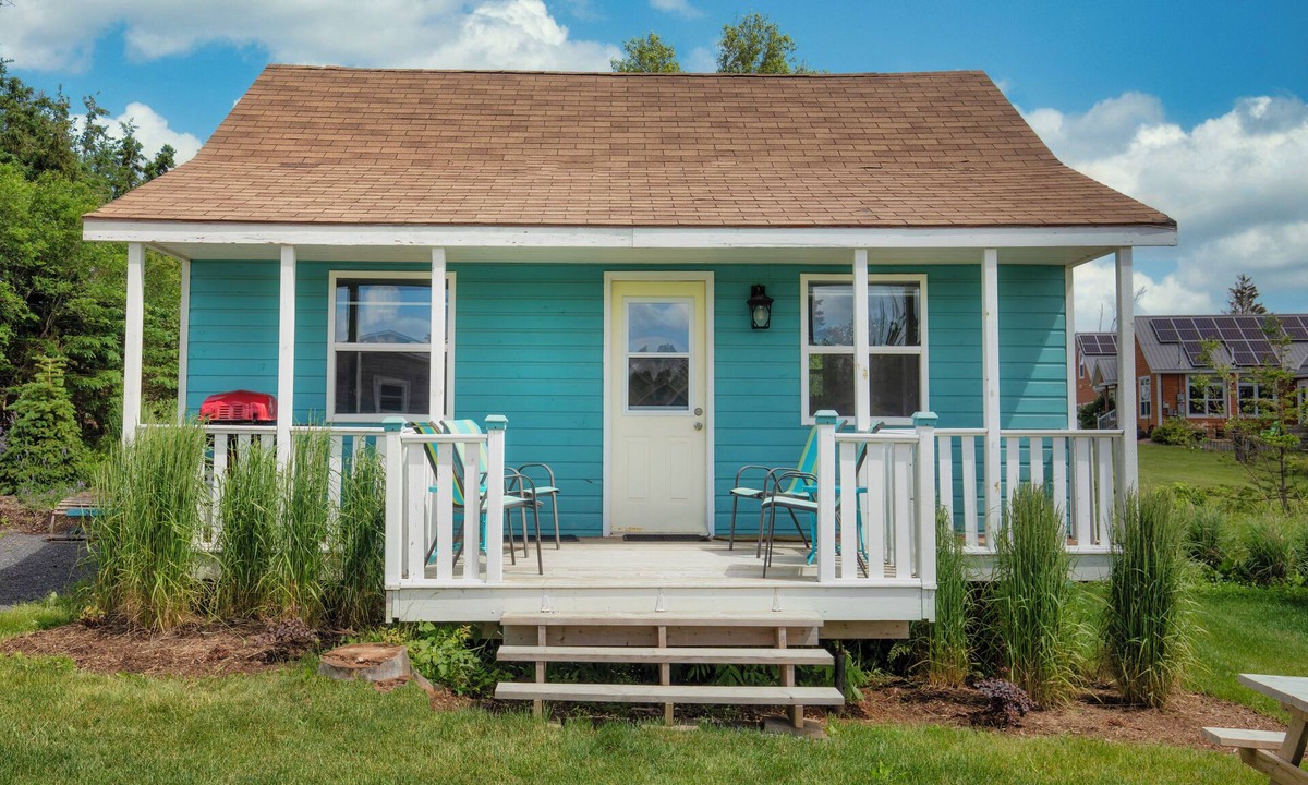 York Cottage | Reunion Cottages, 5 minutes walking to beach entrance & Stanhope Golf Course.