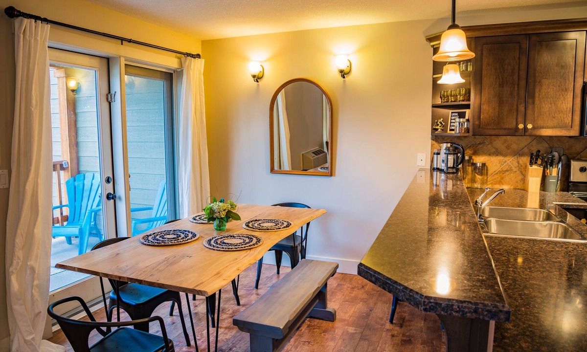 Radium Hot Springs Apartment | Rewind Radium | Groundfloor Getaway| 2 Patios | Jacuzzi Soaker Tub | Family Ftrs