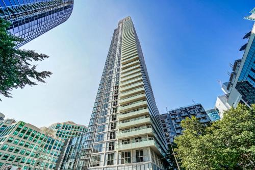 Toronto Entertainment District Apartment | RHD Suites Luxury Downtown Toronto Condo CN Tower MTCC Blue Jays Free Parking