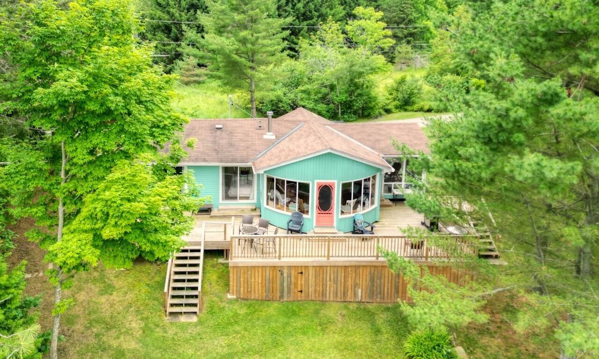 Portland Ski Chalet | Rideau Pines | Waterfront Cottage on Big Rideau Lake