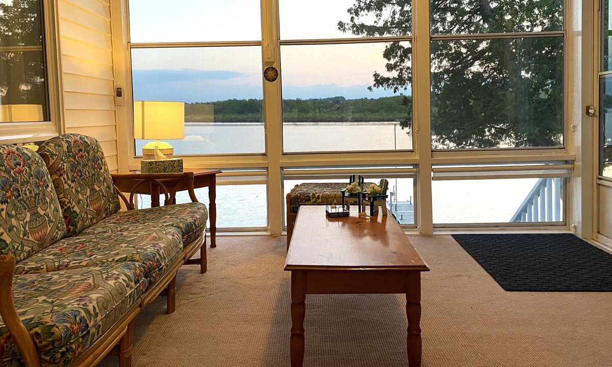 Hastings Cottage | Riverfront cottage getaway