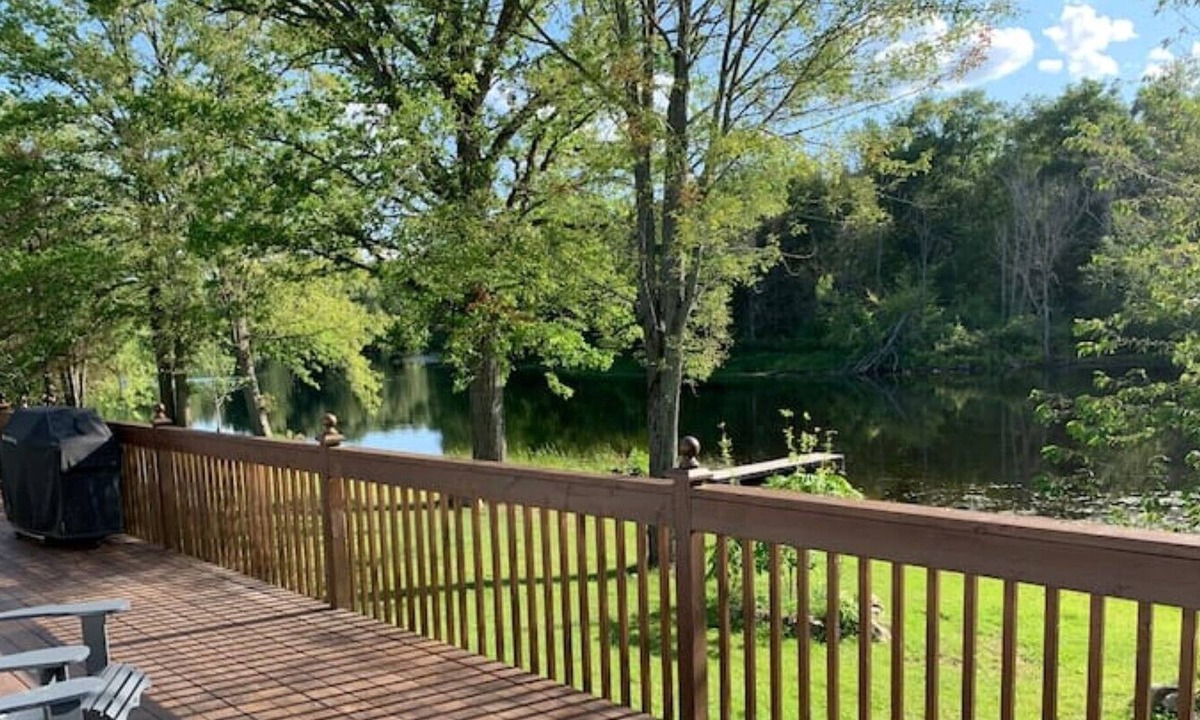 Ivanhoe Cottage | Riverfront Cottage Retreat