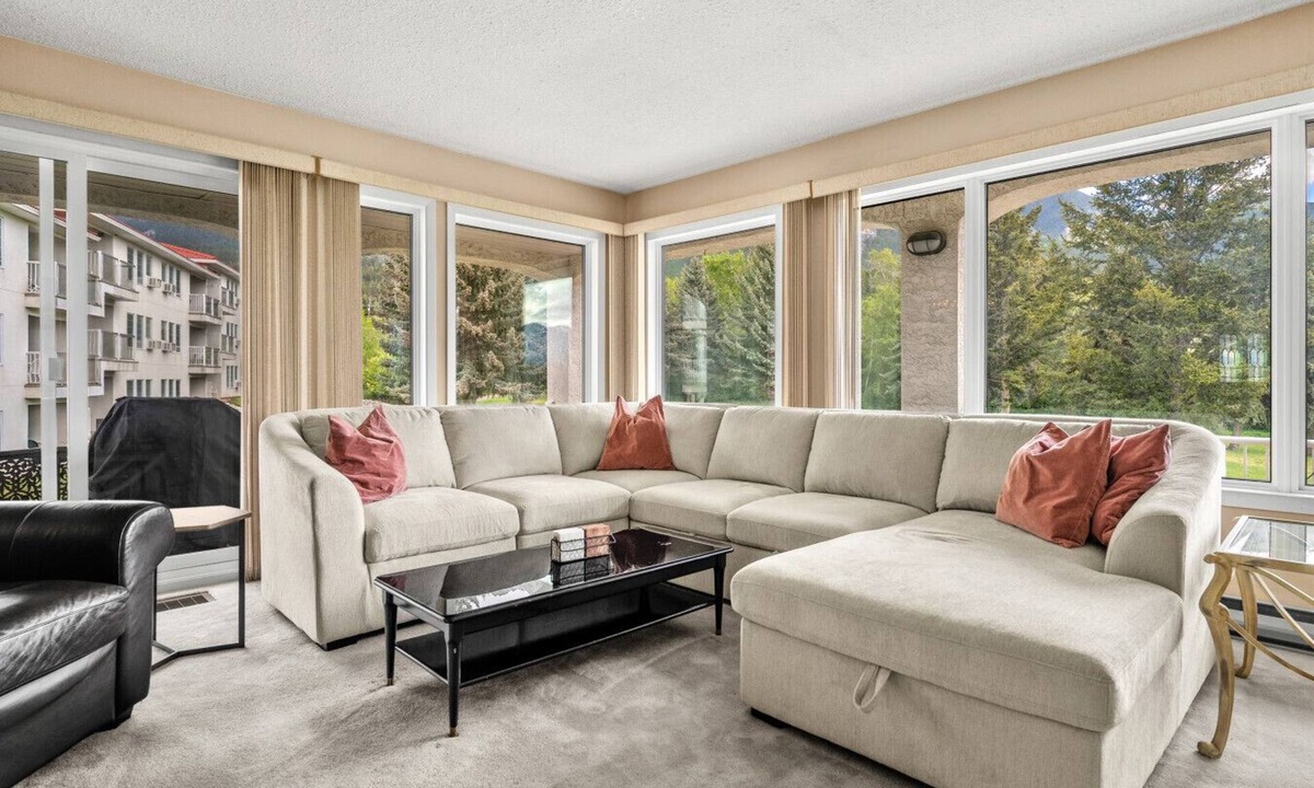 East Kootenay Apartment | Riverside Retreat | Hot Springs | Golf | Ground FL