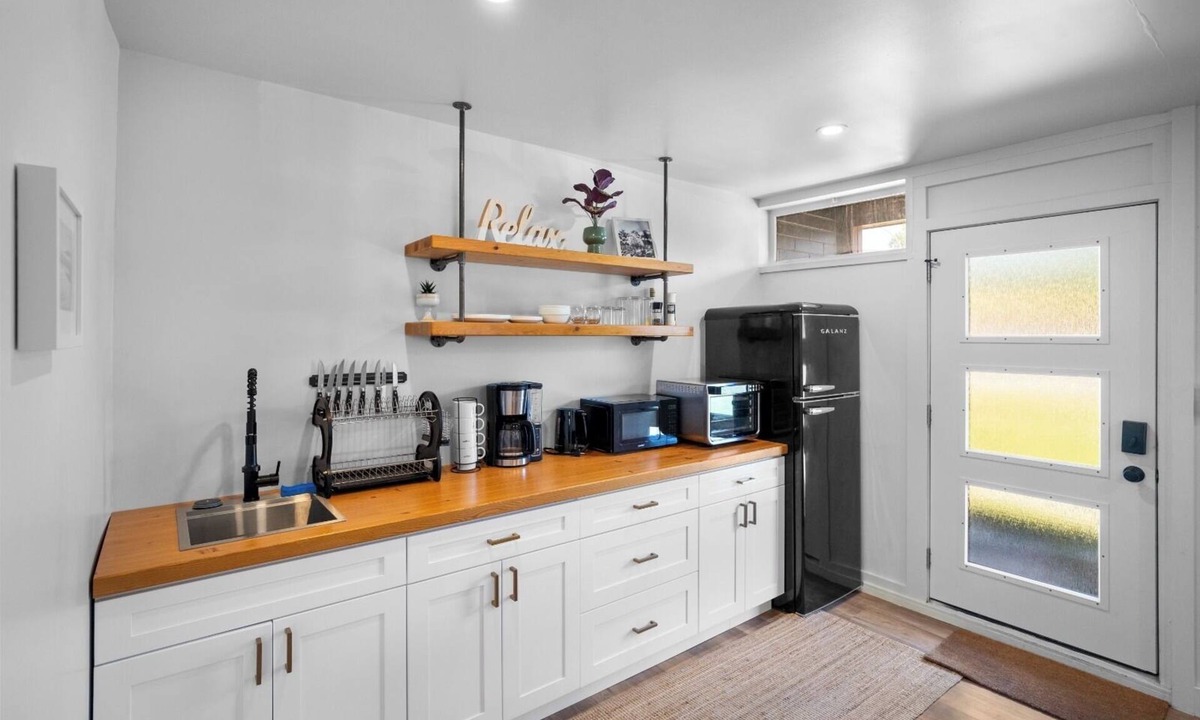 Lake Cowichan Hotel | Riverside Suite | Kitchenette, Firepit & BBQ