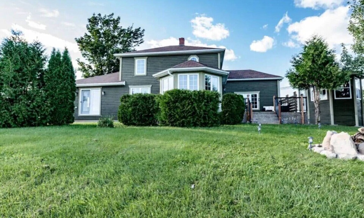 Saint Louis de Kent House | Riverview Countryside Farmhouse, King bed Spa Bath