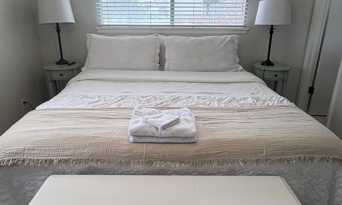 Orem House | Romantic Stay 3 BD 2BATH - COZY garden, home in Orem Utah