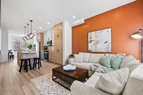 Hillhurst House | Rooftop Patio, King Bed, 2 Ensuites, Garage