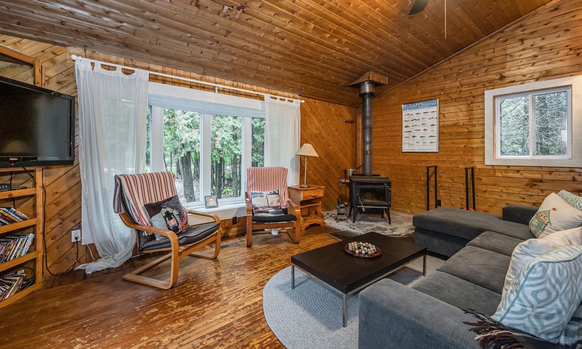 Miller Lake Cabin | Rustic cottage with water access
