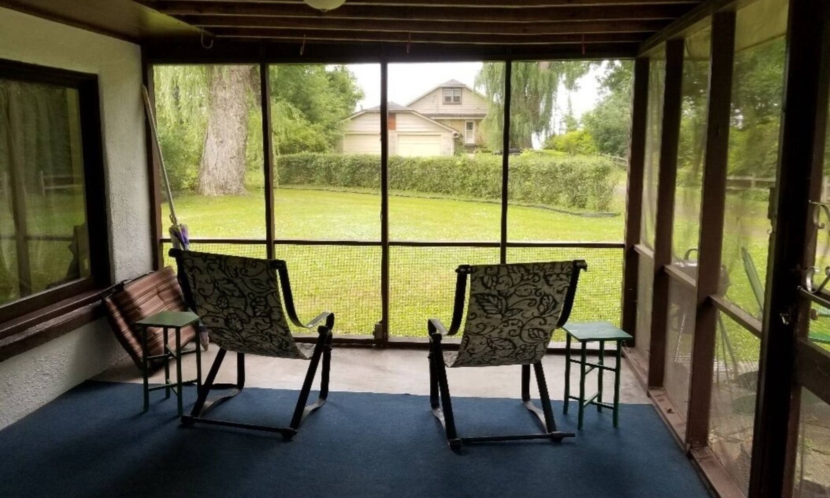 Fort Erie Cottage | Rustic cottage with private beach and lake access.