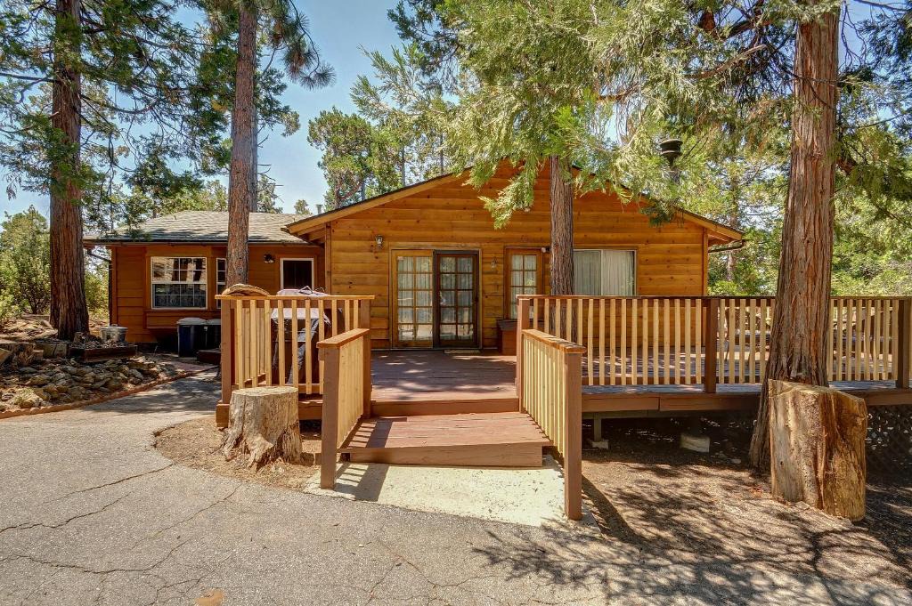 Pine Cove House | Rustic Pine Manor