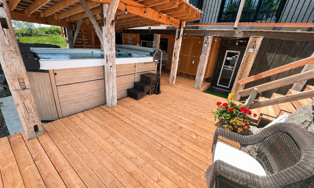 The Nation Apartment | Rustic River Ranch Loft in St-Albert ~ Pet friendly ~ Hot tub ~ Countryside