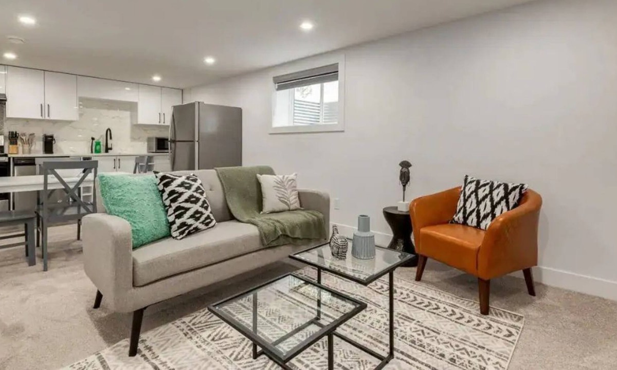 Killarney House | "Safari" Renovated & Upgraded 2 bed lower suite