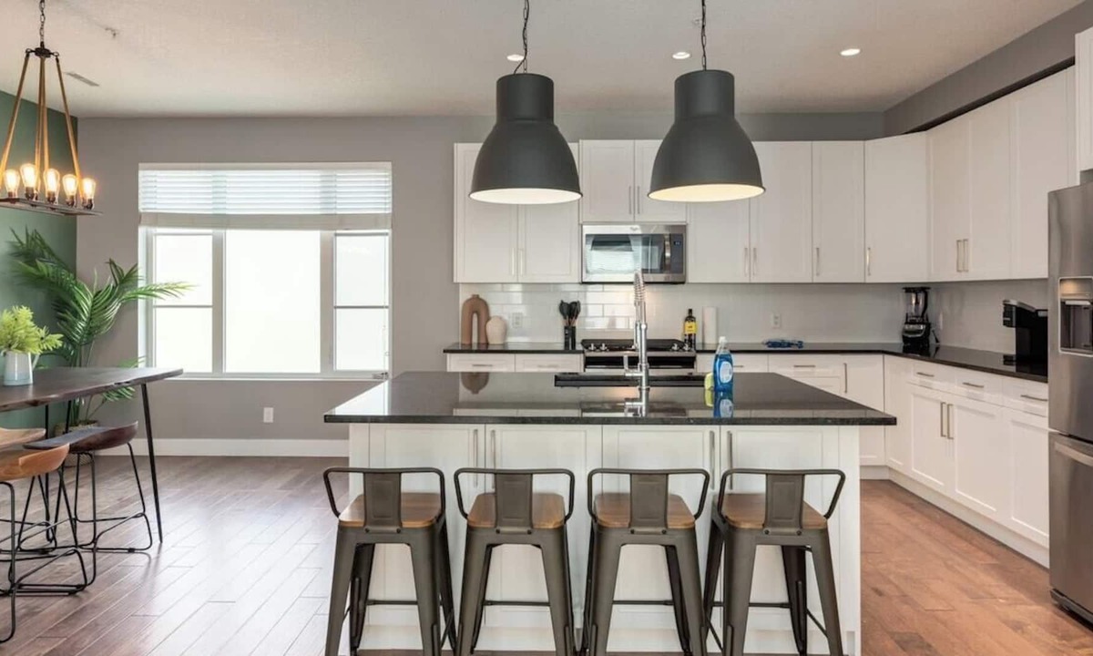 Marda Loop House | "Sage" 3 bedroom in Bankview, 5 mins from DT
