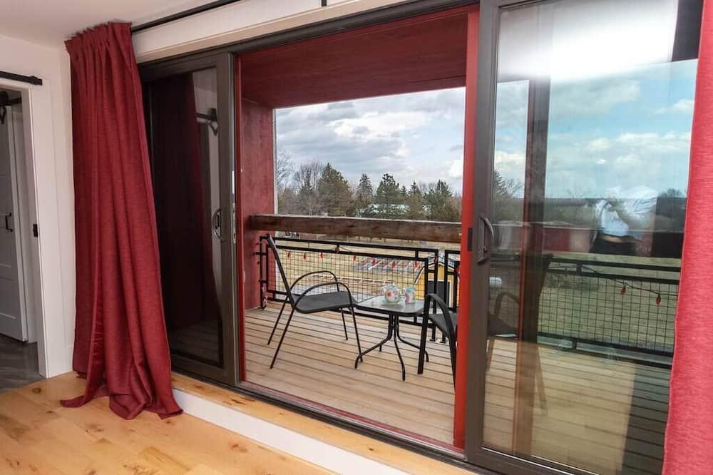 Wellington Apartment | Salisbury Barn: Red Room - Bed & Breakfast Room