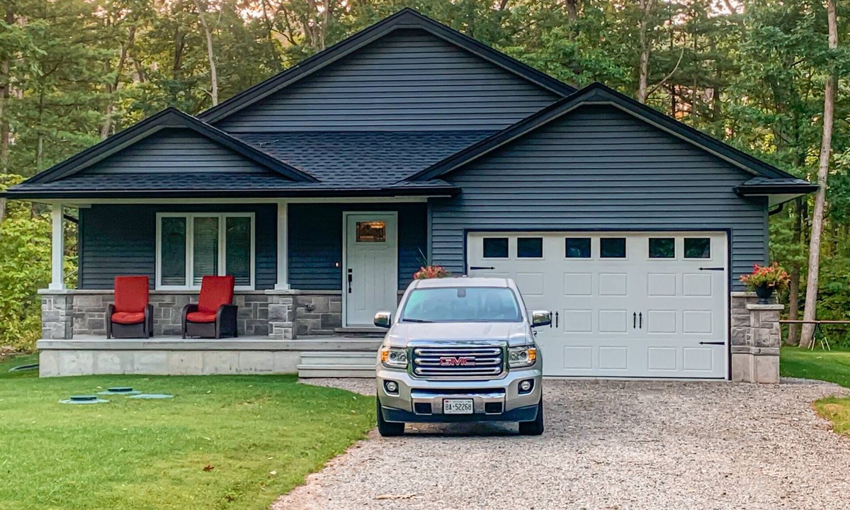 Grand Bend Cottage | Sandalwood Cottage | Hot Tub | Walk to Beach | Firepit | Grand Bend & The Pinery