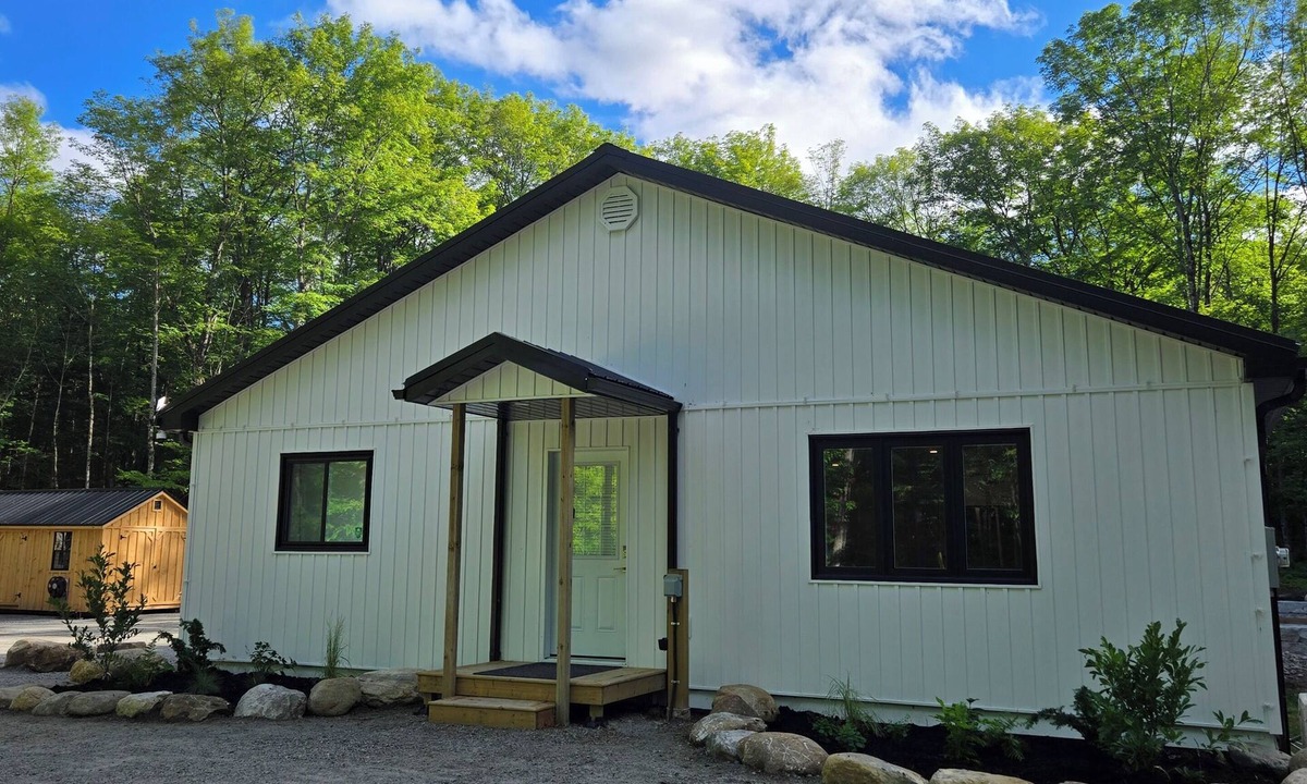 Armour Cottage | Sauna Retreat Near Burk's Falls | Games Room Bocce Court Fire Pit Starlink