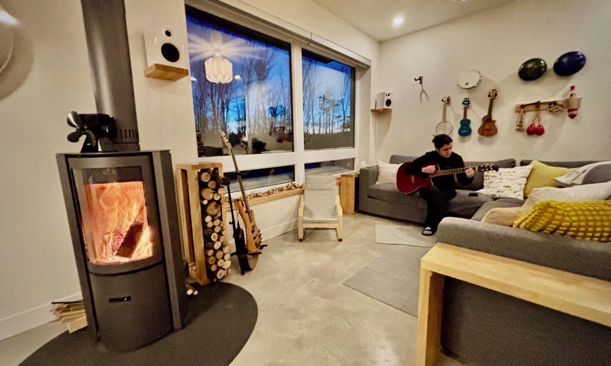 Shefford House | Scandinavian 2-Storey Chalet at the Foot of Mt. Shefford, Scandinavian 2-Storey Chalet at the Foot o