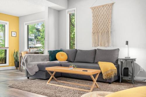 Bridgeland House | Scarlett Manor | Funky 1 BR Century Home-Near DT, C-train